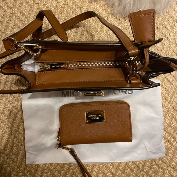 MICHAEL KORS LEATHER CROSSBODY w FREE WALLET - Picture 2 of 4